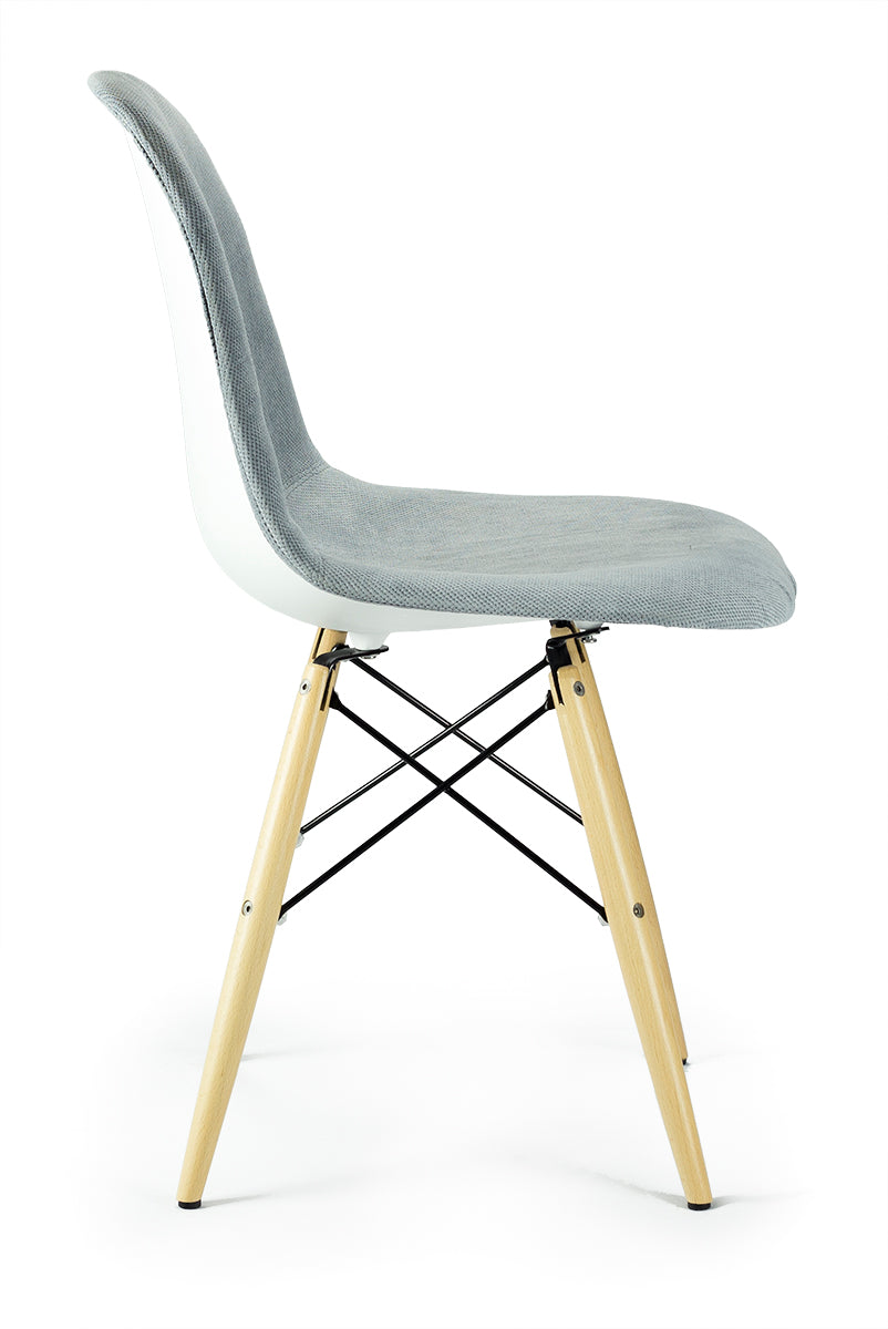 Chaise rembourrée en bois et en plastique